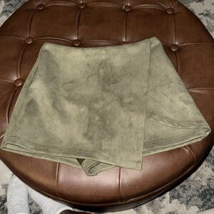 Charolette Russe olive skort XS